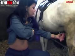 Sexy all natural amateur coed tests her cock sucking skills on a muscular black horse 